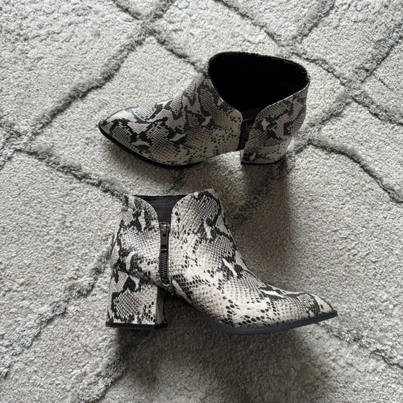 Seychelles Chaparral Leather Snake Print Side Zip Ankle Boots black cream 8.5 - Picture 1 of 12